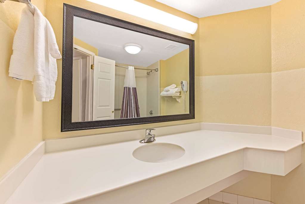 La Quinta Inn & Suites by Wyndham USF - photo 30