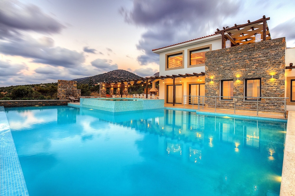 Great Villa Enormous Pool Nice Location near Village Sisi — 4-Star Luxury Hotel in Agios Nikolaos, Greece