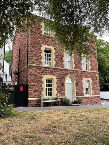 Ty Llew Lodge — 4-Star Luxury Hotel in Abergavenny, United Kingdom
