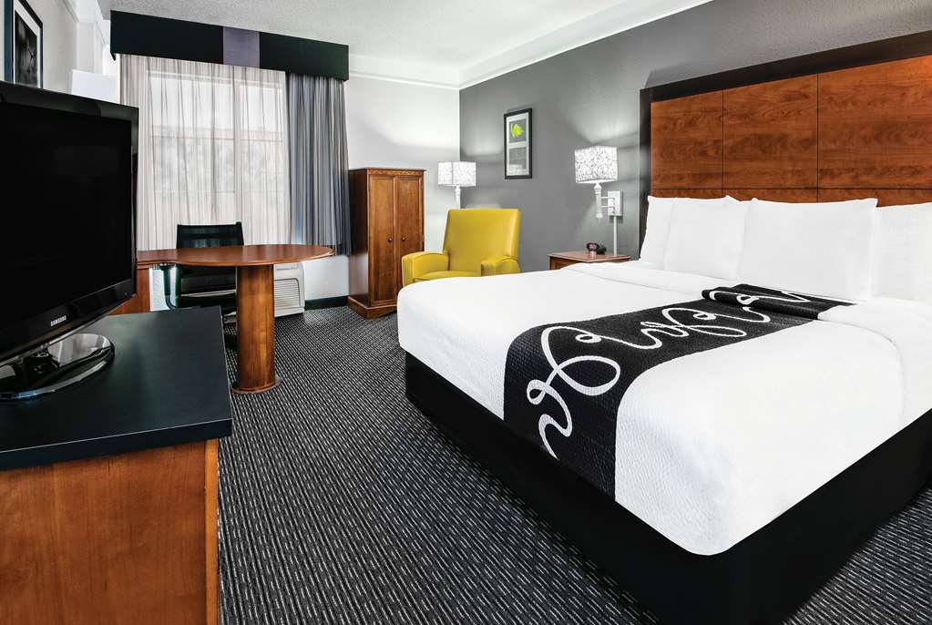 La Quinta Inn & Suites by Wyndham San Antonio Riverwalk - photo 18