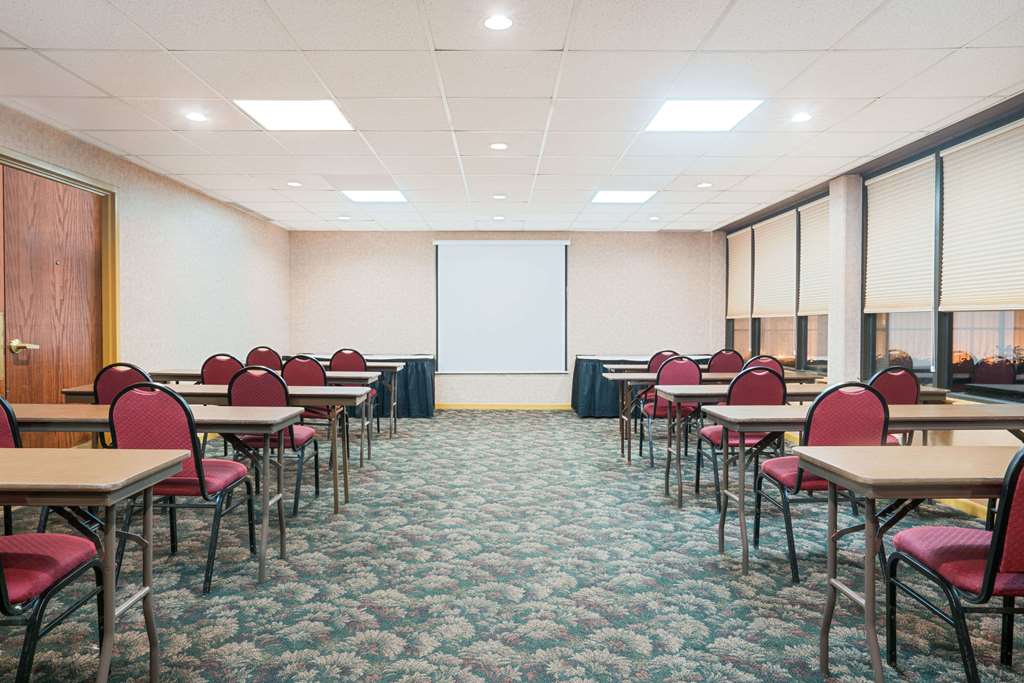 Ramada Hotel & Conference Center by Wyndham Plymouth - photo 24