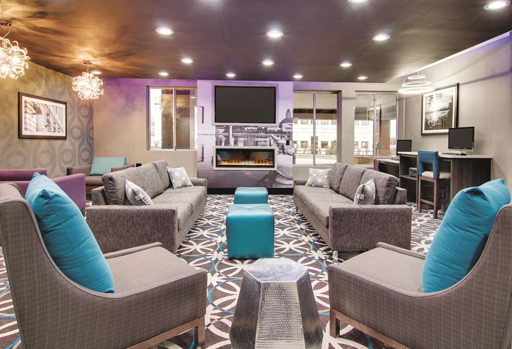La Quinta Inn & Suites by Wyndham Cleveland Airport West - photo 7
