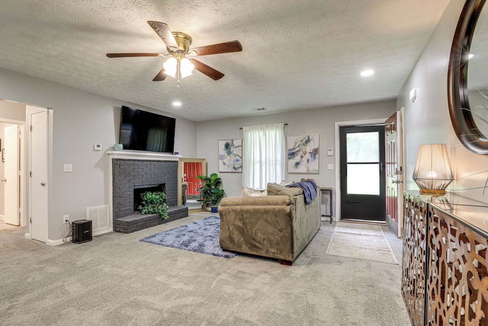 Ping pong & Pool Table: Peaceful Stonecrest Escape in Lithonia, United States