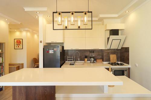 Central and Comfy Tbilisi 1BR Apartment by Wehost