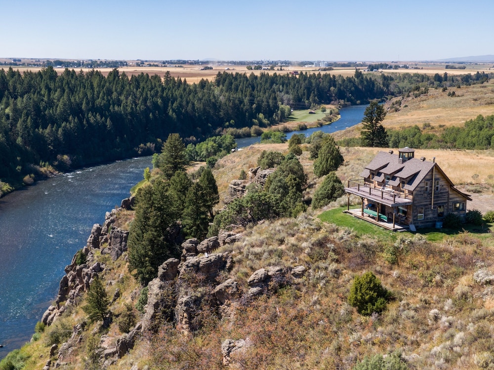 Lindas Perch by KABINO On Bank of Henrys Fork Mtn Views Fishing 6 acres Snake River WIFI — 4-Star Luxury Hotel in Ashton, United States