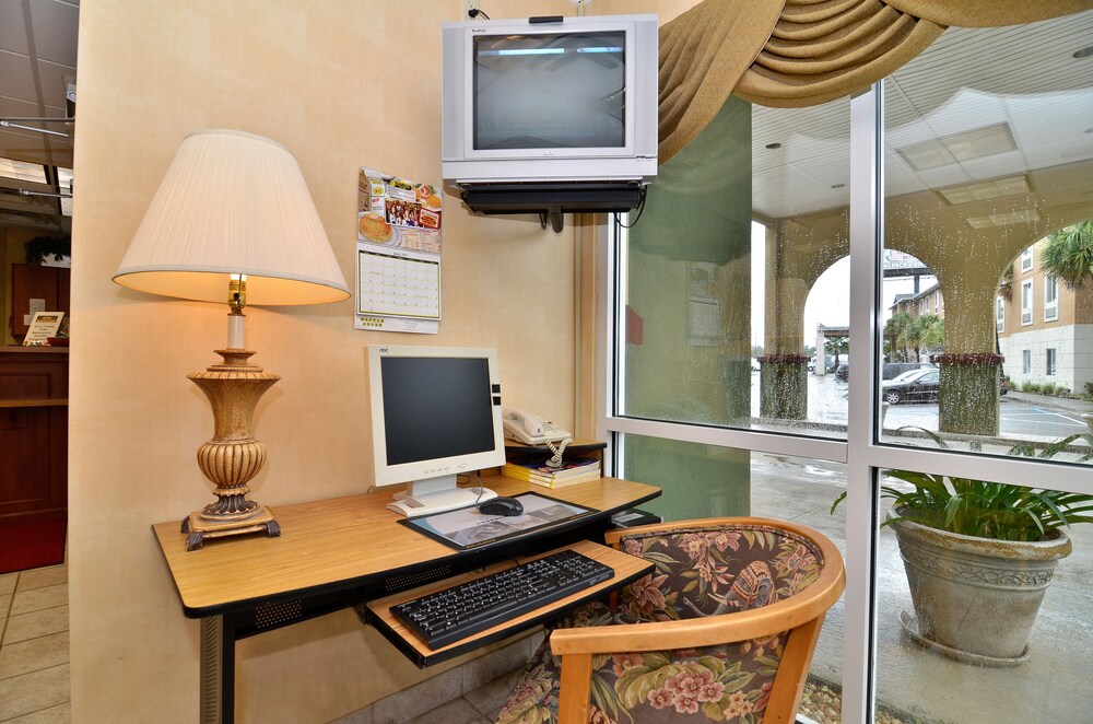 Econo Lodge Valdosta - photo 42