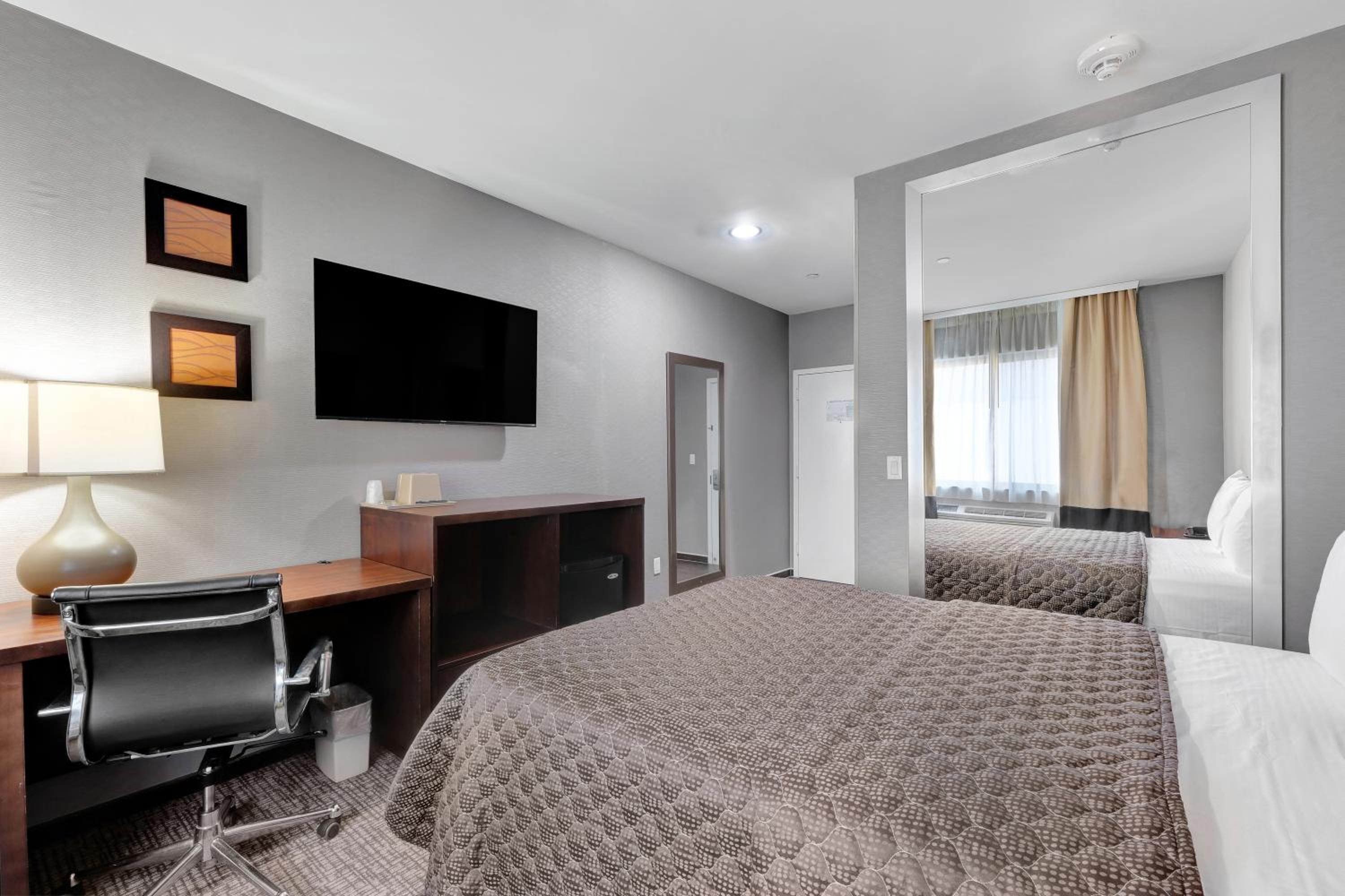 Hotel Pergola JFK Airport - photo 32