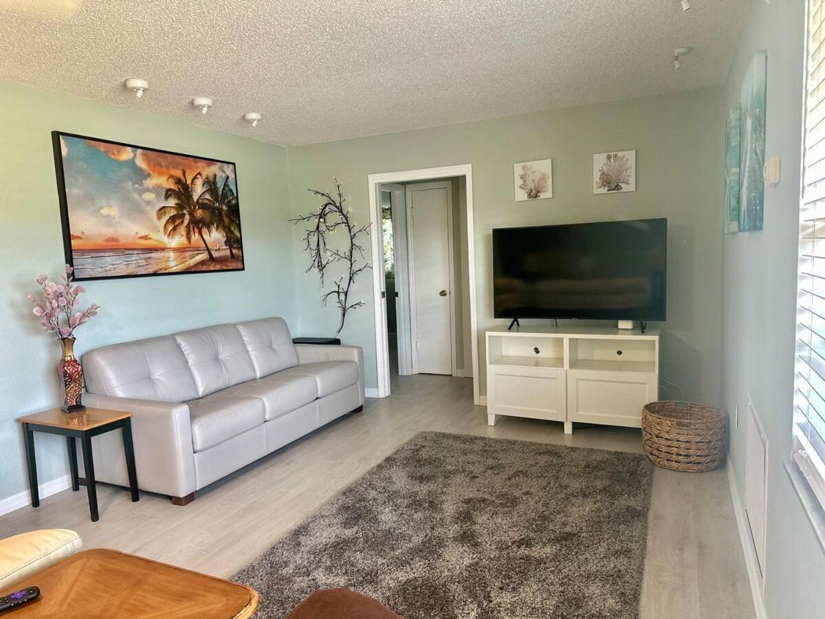 Lake June Canal Access Retreat in Lake Placid, United States