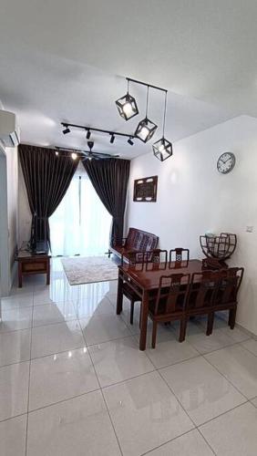 Cozy Sky Trees 4 Guests Balcony Netflix and Big TV A08 — 4-Star Luxury Hotel in Johor Bahru, Malaysia