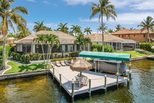 Island House SW Cape waterfront private home locally owned & managed fair & honest pricing — 4-Star Luxury Hotel in Cape Coral, United States