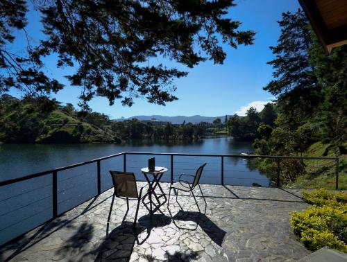 Tree House Cabaña privada con Jacuzzi y canoa — 4-Star Luxury Hotel in Guatape, Colombia