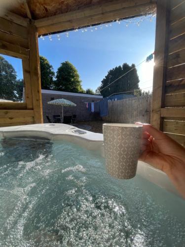 Lovely 2 bed apartment with hot tub log burner and off street parking — 4-Star Luxury Hotel in Dumfries, United Kingdom