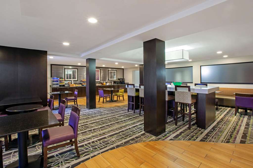 La Quinta Inn & Suites by Wyndham Detroit Metro Airport - photo 34