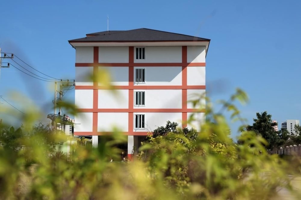 Peerapa Place - carbon neutral hotel in Cha-Am