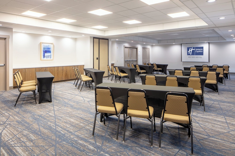 Holiday Inn Express & Suites Turlock Highway 99 - photo 16
