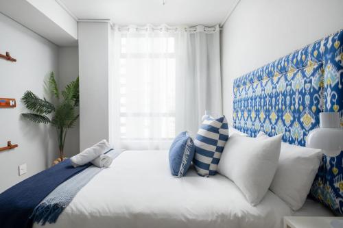 Heart of Sea Point Mountain Views