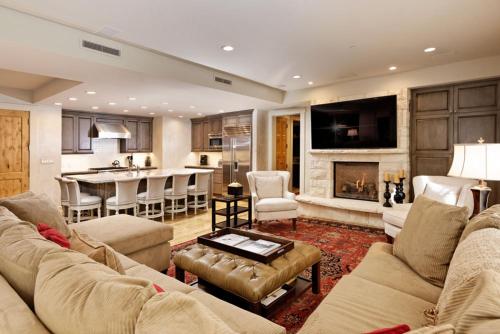 Obermeyer Place Unit 102 Park Expansive Luxury Condo Walking Distance to Gondola & Restaurants — 4-Star Luxury Hotel in Aspen, United States