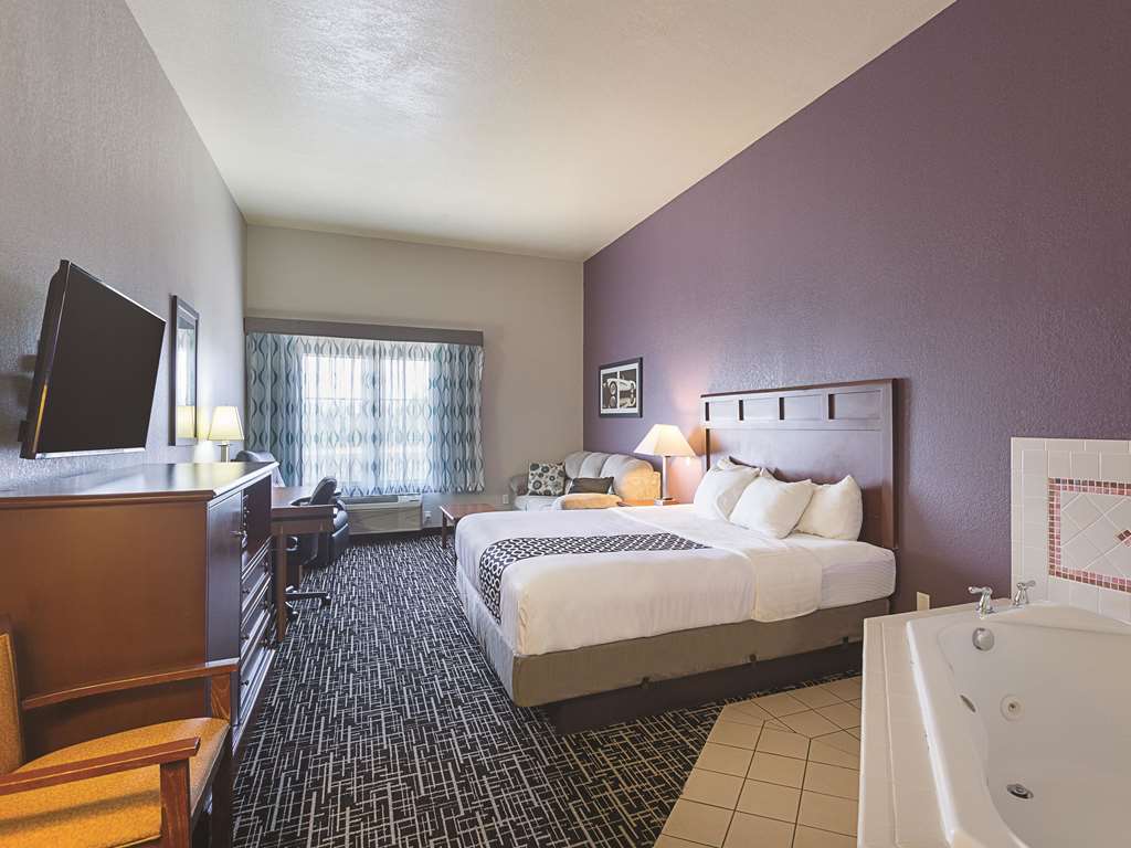 La Quinta Inn & Suites by Wyndham Bowling Green - photo 46