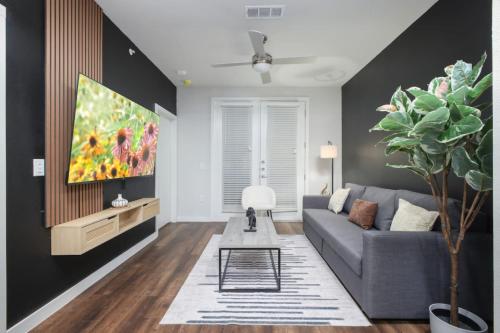 1BR Escape w Pool Gym Near Rvrwalk Dome & Cnv Ctr — 4-Star Luxury Hotel in San Antonio, United States