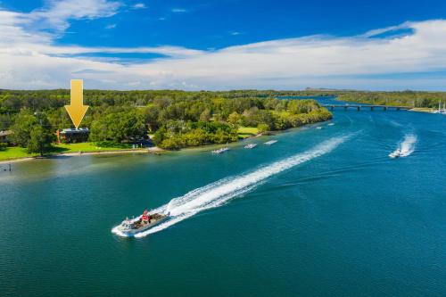 Punt House riverfront home with ramp access — 4-Star Luxury Hotel in Camden Haven, Australia