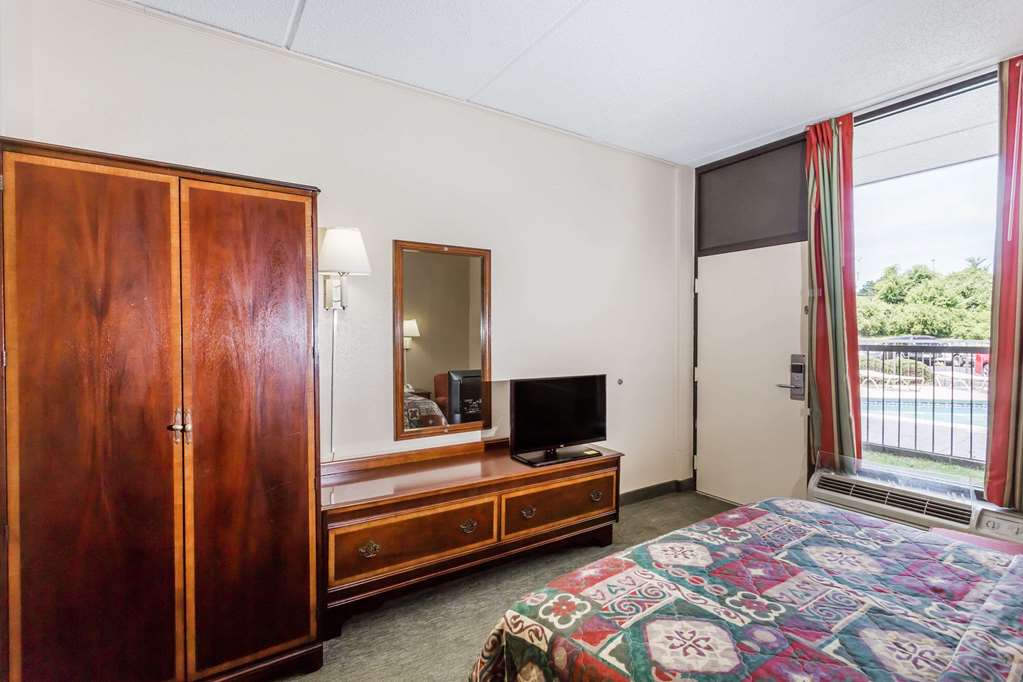 Days Inn by Wyndham Statesboro - photo 5