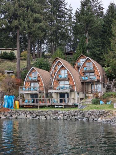 Jade Resort Oceanfront Suites in Gowlland Harbour — hotel near Campbell River Airport