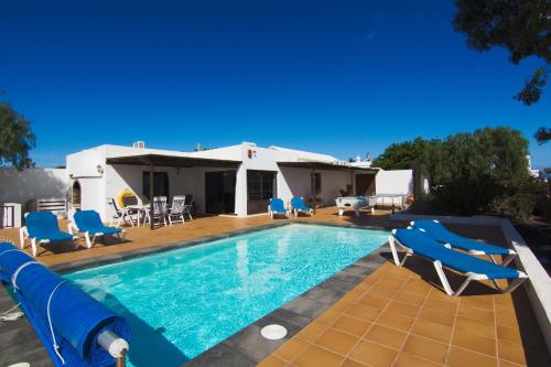 Villa Corona — 4-Star Luxury Hotel in Puerto Del Carmen, Spain
