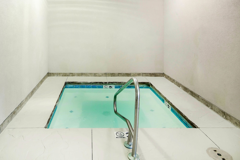 Quality Inn Parsons North - photo 16