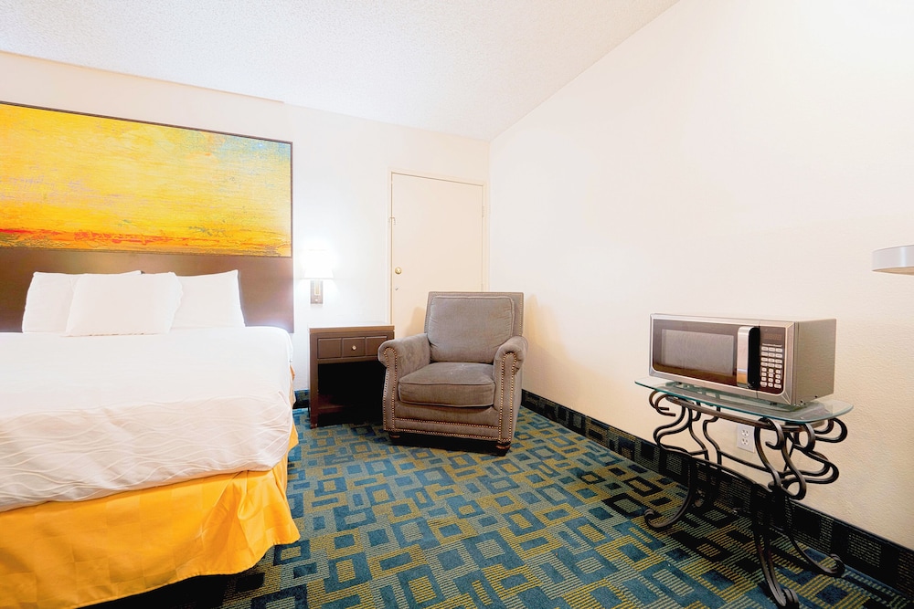 Royal Plaza Inn Indio - photo 32