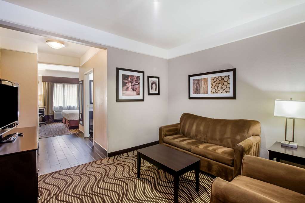 La Quinta Inn & Suites by Wyndham Pasadena - photo 29