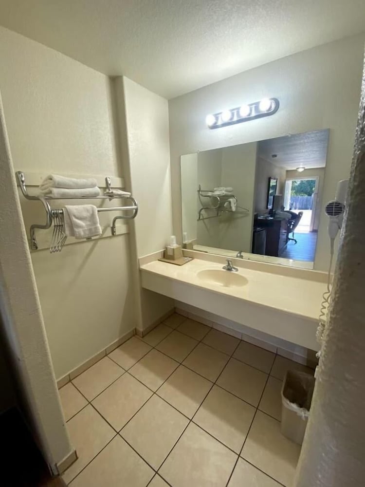 Cedar Creek Inn - photo 15