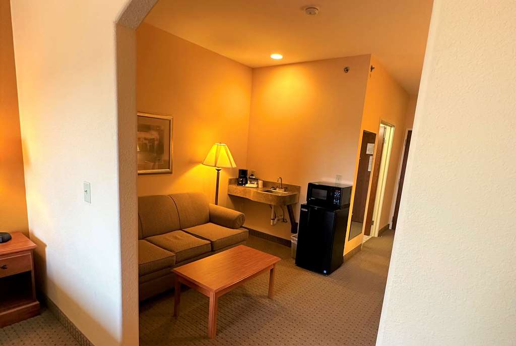 Super 8 by Wyndham Topeka at Forbes Landing - photo 21