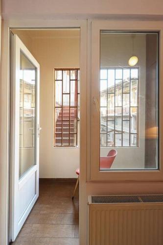 Vintage 2BR Apartment Managed By Wehost