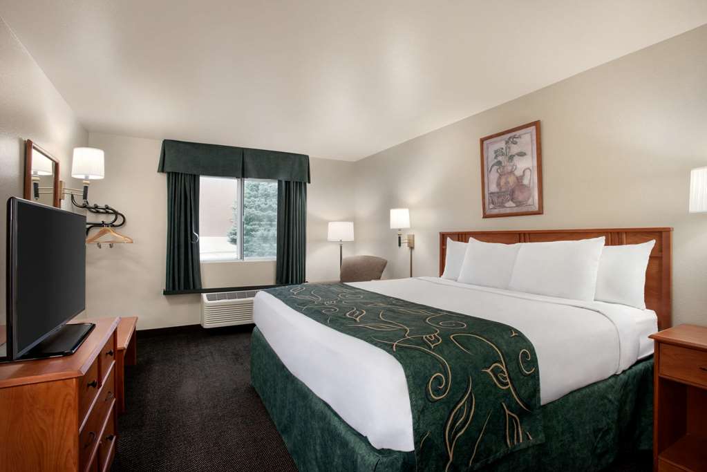 Travelodge by Wyndham Clinton Valley West Court - photo 7