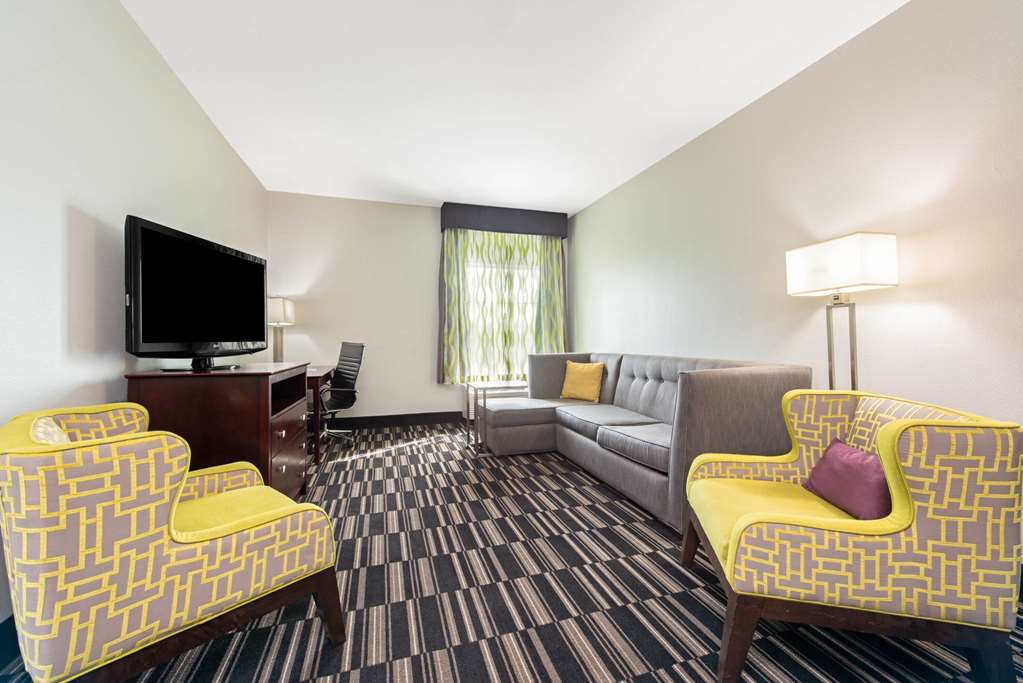La Quinta Inn & Suites by Wyndham Bridge City - photo 20