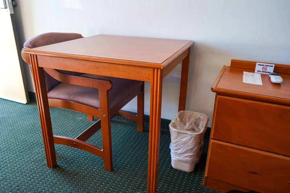 Sunset Inn Clarksville - photo 20