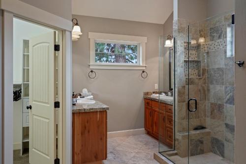 Five Peaks ac hot Tub 5br 3.5ba - photo 12