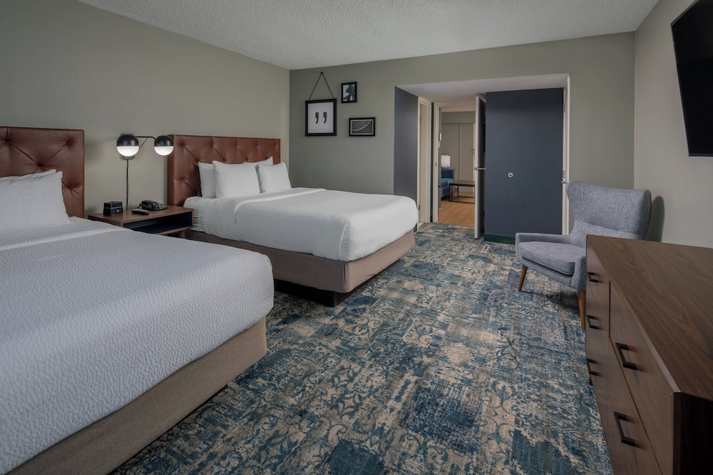 Four Points by Sheraton Suites Tampa Airport Westshore - photo 6
