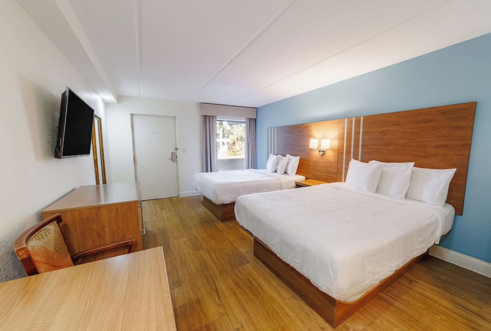 Dunes Inn & Suites - photo 6