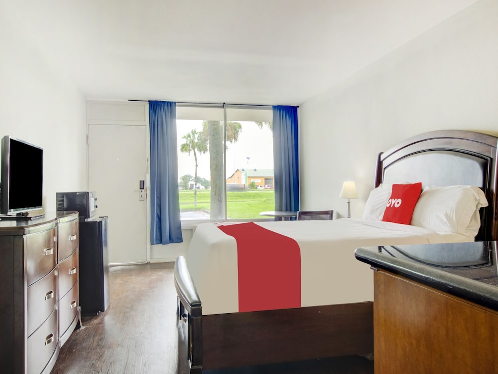 OYO Hotel Dundee By Crystal Lake - photo 15