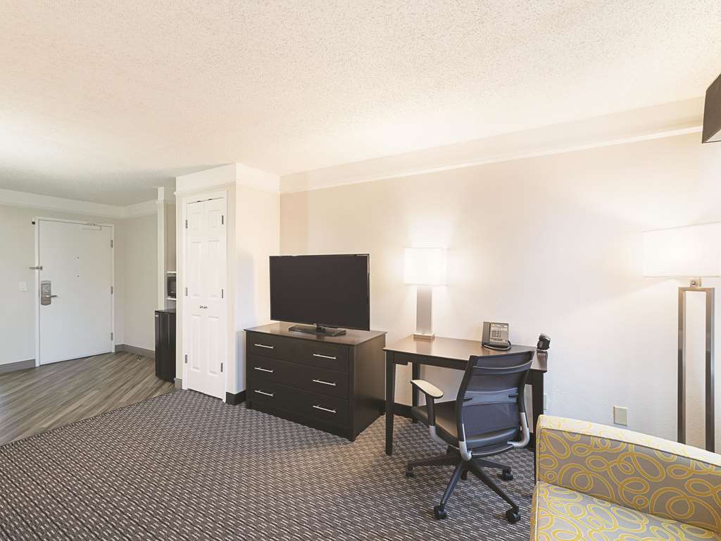 La Quinta Inn & Suites by Wyndham Austin Round Rock - photo 24