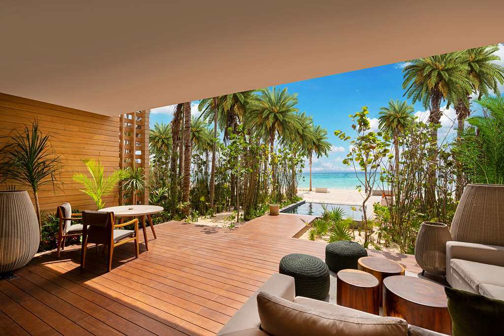Beachfront Lanai Pool Suite - Terrace