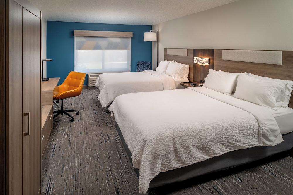 Holiday Inn Express and Suites Fairmont by IHG - photo 14