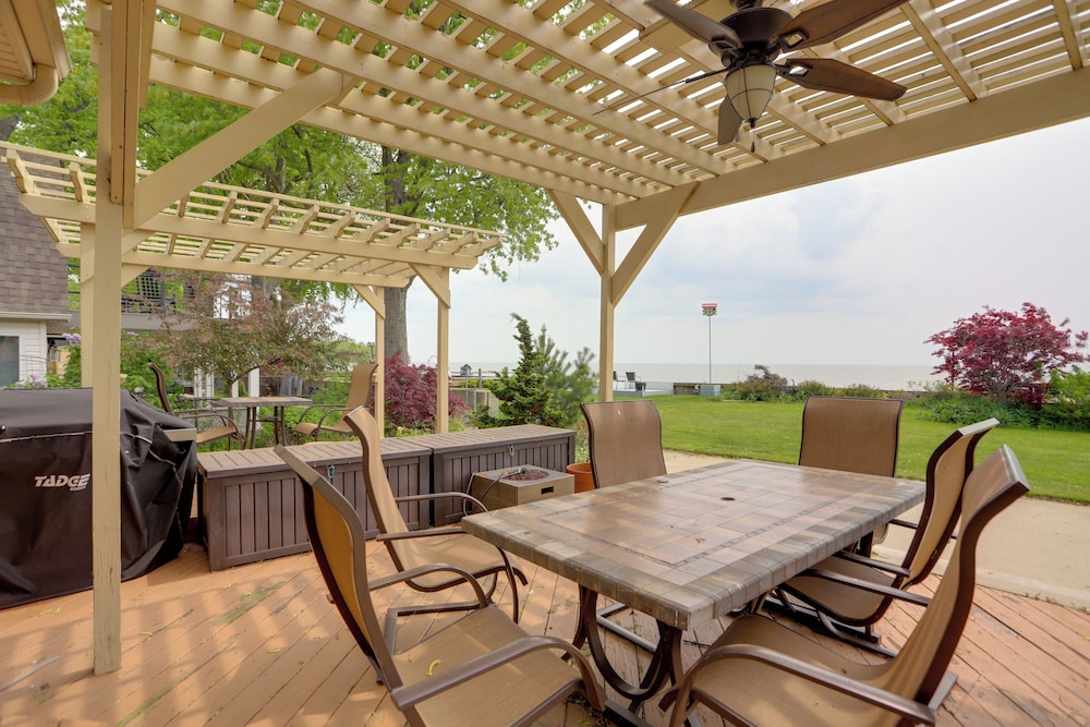 Waterfront Luna Pier Home 14 Mi to Downtown Toledo — 4-Star Luxury Hotel in Erie, United States