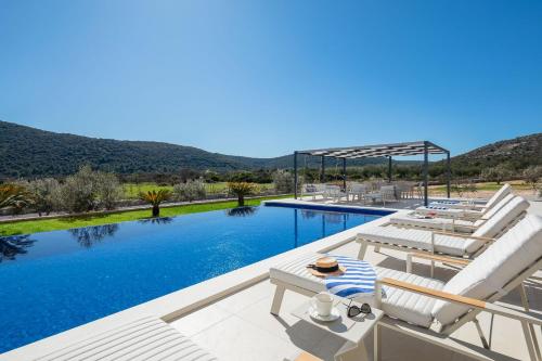 Luxury Villa Dolac near Split airport complete privacy infinity heated pool — 4-Star Luxury Hotel in Marina, Croatia