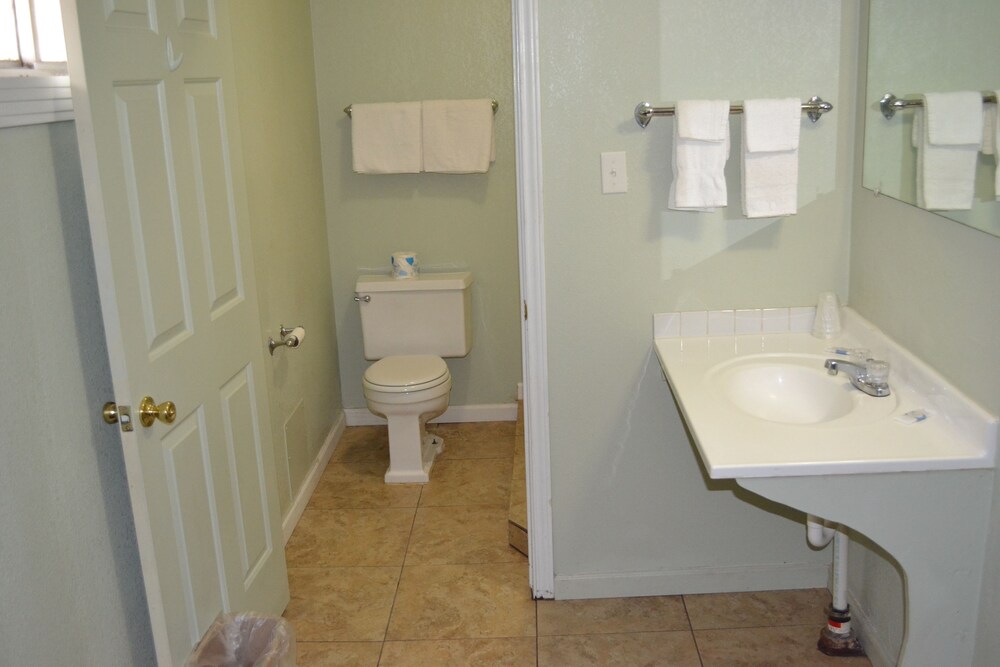 Lake Country Motel - photo 16