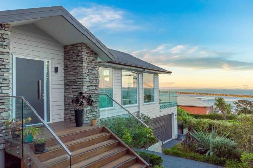 Sea View Paradise with Hot Tub in Christchurch, New Zealand