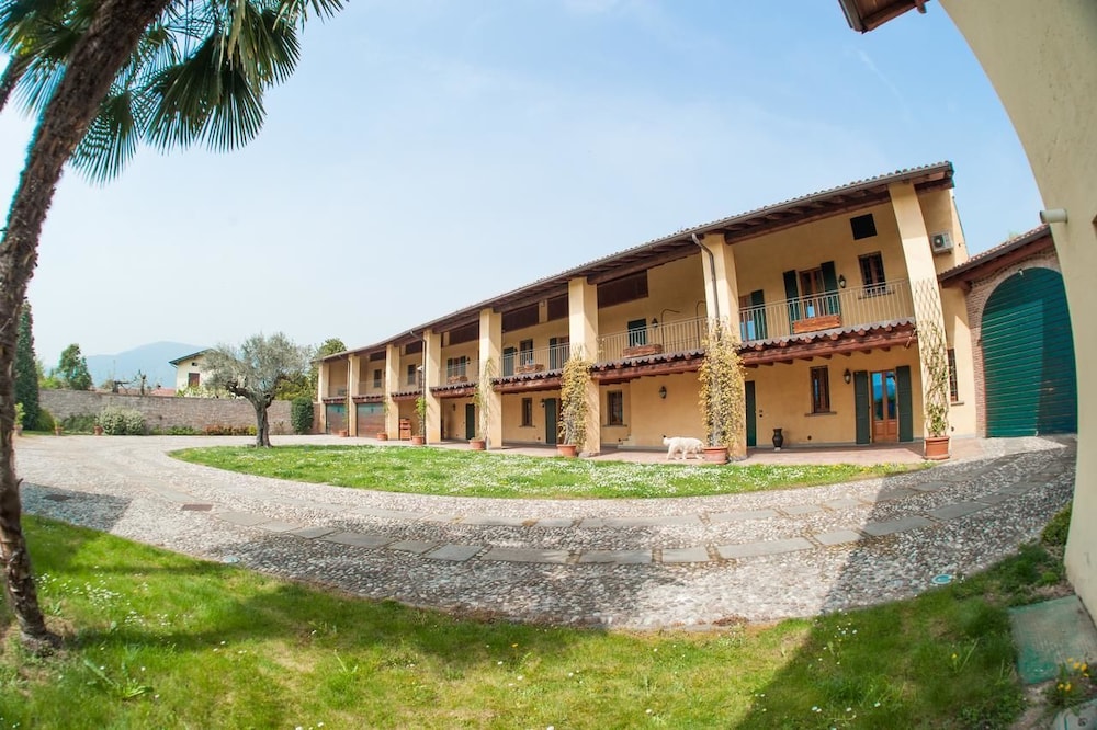 Agriturismo Villa Antonella — 4-Star Luxury Hotel in Iseo, Italy