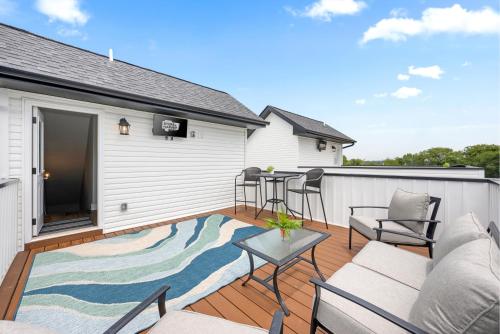 Adam’s Downtown Retreat with 2 Rooftop Patios in Clarksville, United States