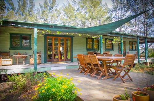 Red Tractor Retreat - last minute hotel in Unknown City